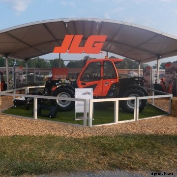 JLG AG 935 telehandler at a farm show