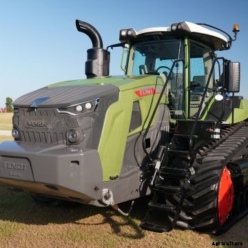 green Fendt tractor