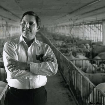 Wendell Murphy in hog barn