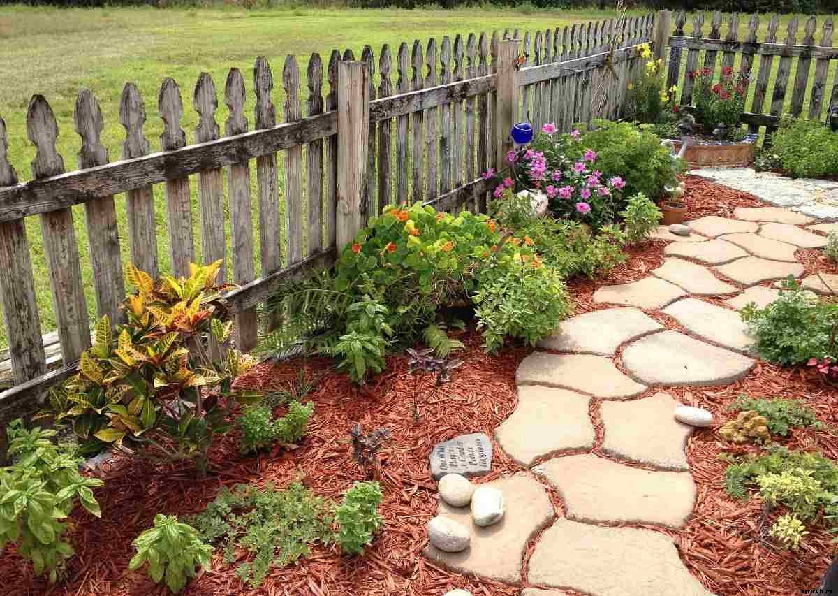 How to Build a Fence for your Garden – A Full Guide