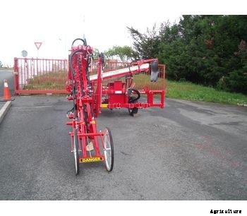 Simon - Model S2TCMR - Three Point Linkage Harvester with Cross Conveyor