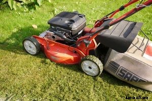 Husqvarna lc221a Review: Does this Self-Propelled Mower Really Work?