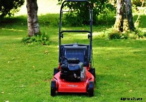 Husqvarna YTH24V54 Review: A Mower with Power and Maneuverability