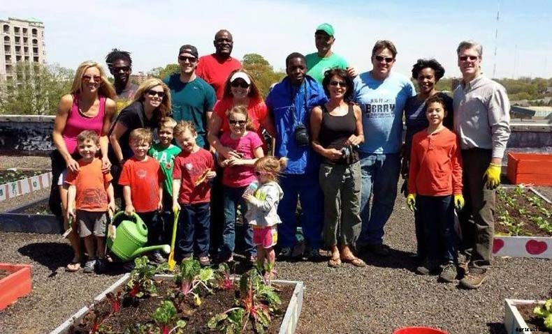 Homeless Plant Massive Organic Rooftop Garden to Feed an Entire Shelter