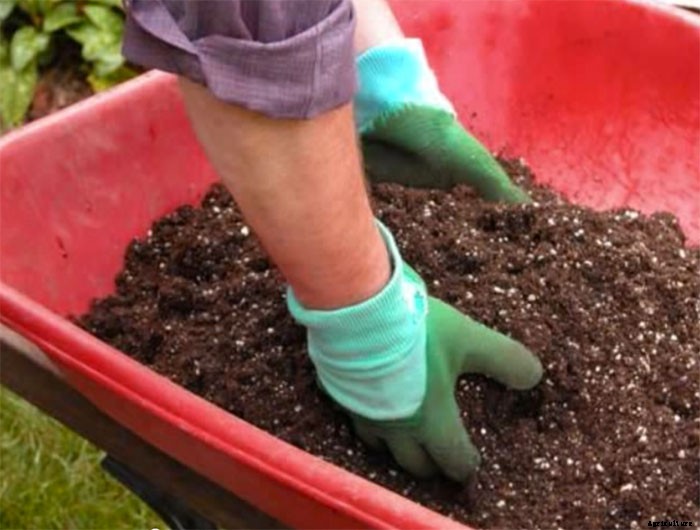Grow Fantastic Vegetables With Inexpensive Homemade Potting Mix