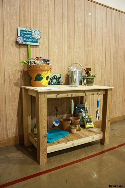 65 DIY Potting Bench Plans (Completely Free)