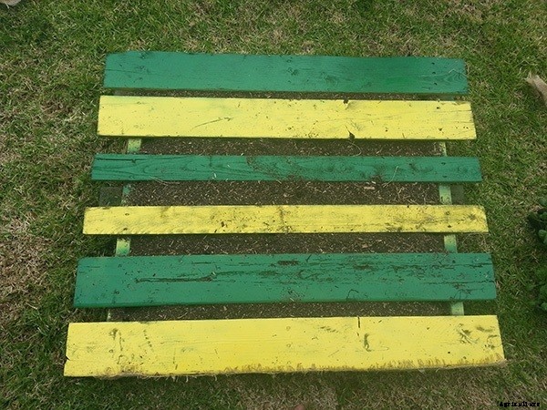 How to Build a DIY Pallet Garden for Thirty Bucks