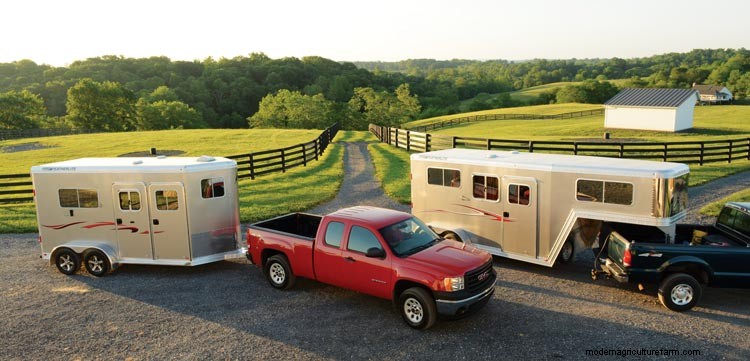 2015 GRIT’s Guide to Raising Farm Animals