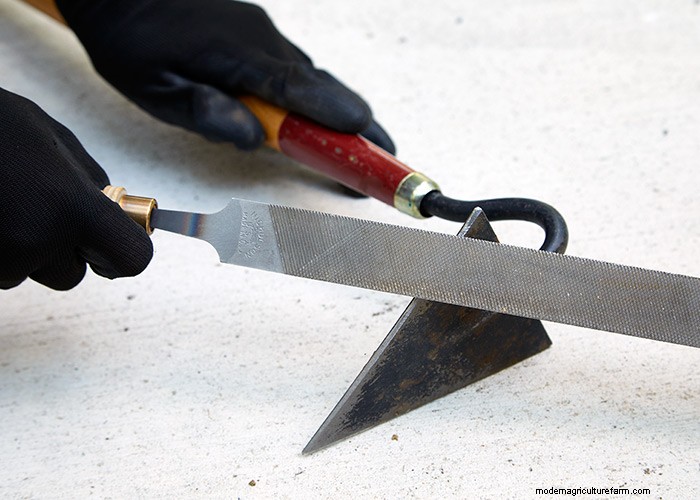 How to choose the right garden hoe