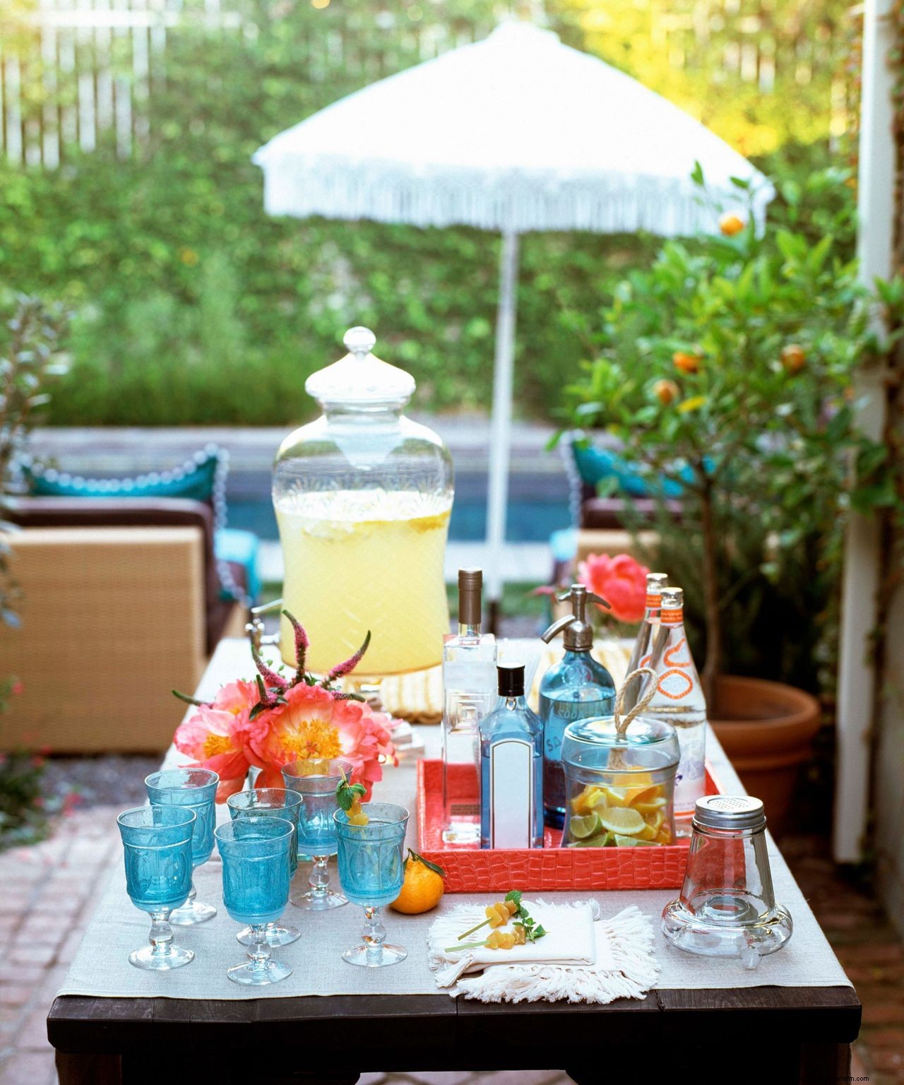 How to keep bees away from a pool: 7 simple solutions that work