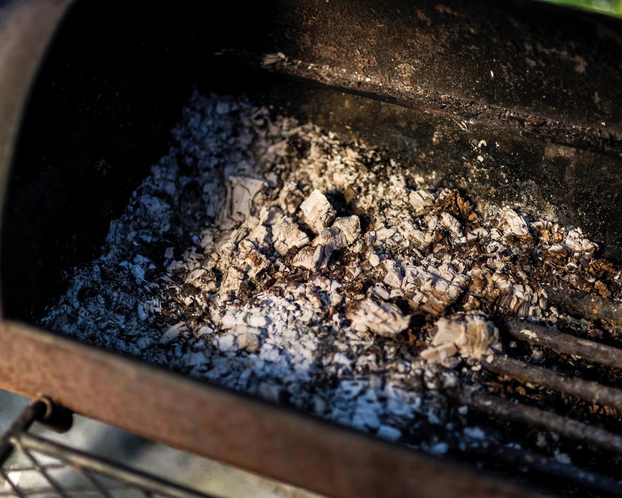 How to keep a charcoal grill hot: 7 essential tips for success