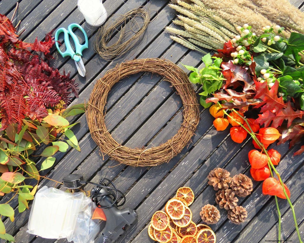 How to make a Halloween wreath: simple steps for a beautiful door decoration