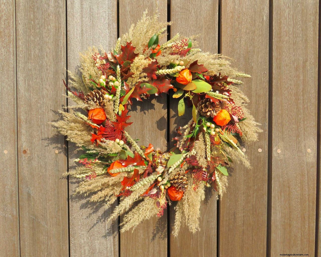 How to make a Halloween wreath: simple steps for a beautiful door decoration