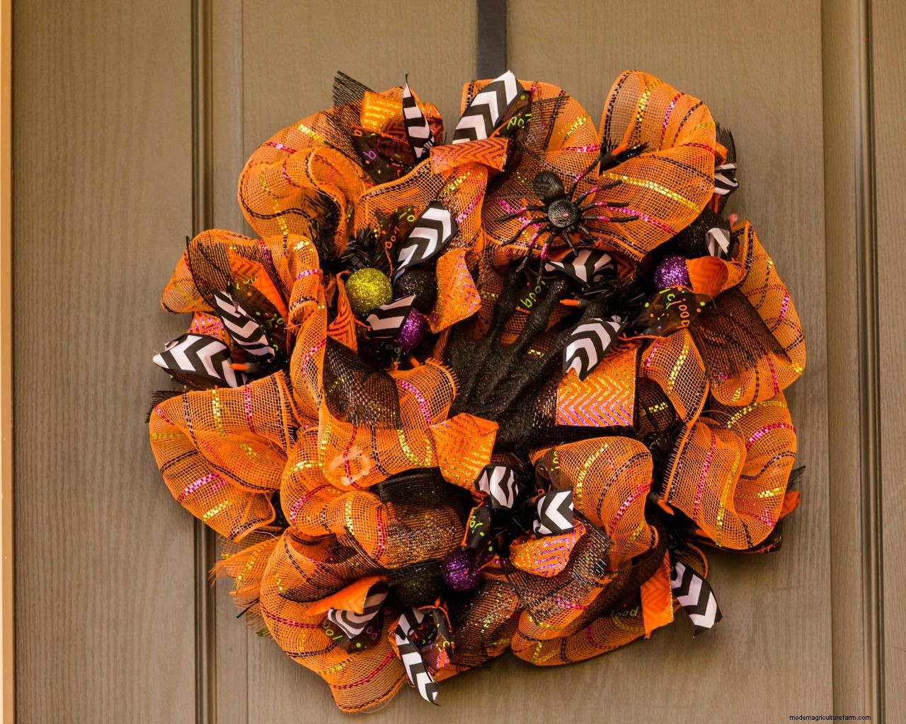 How to make a Halloween wreath: simple steps for a beautiful door decoration