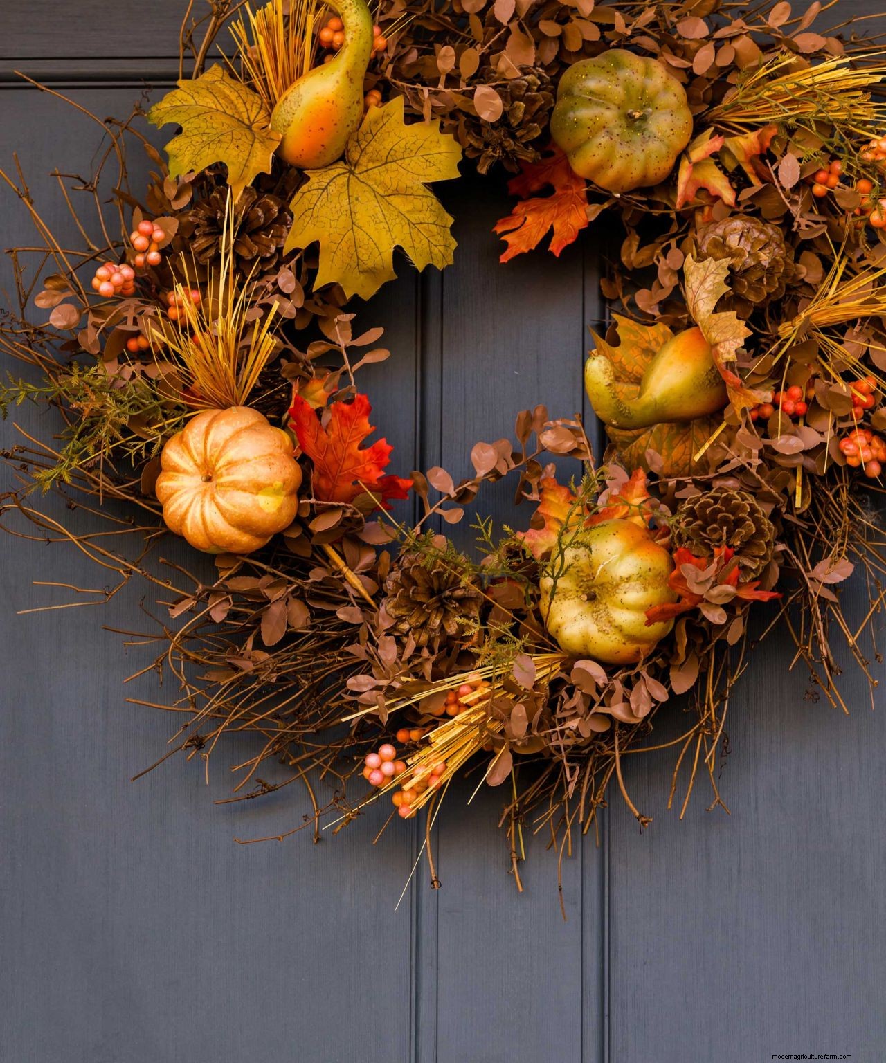 How to make a Halloween wreath: simple steps for a beautiful door decoration