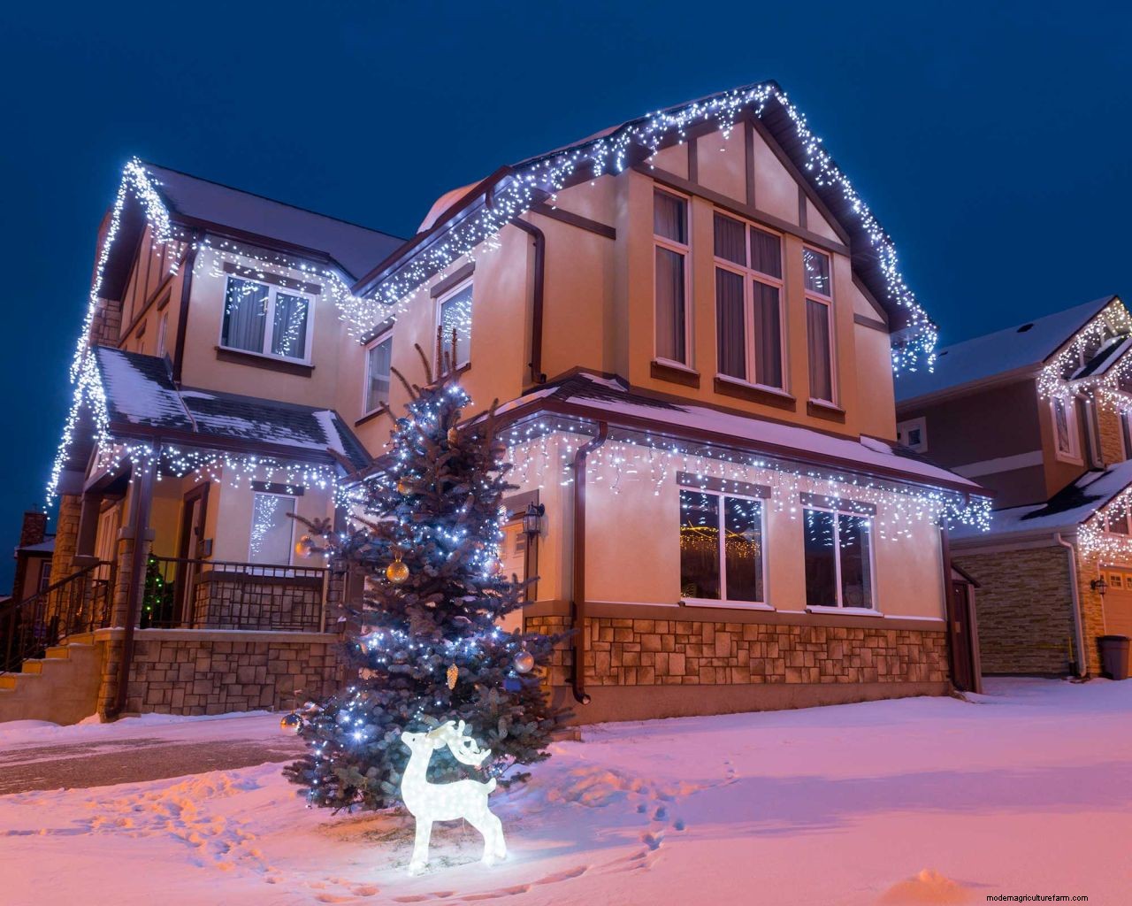 How to put Christmas lights on a house: simple steps for a festive glow