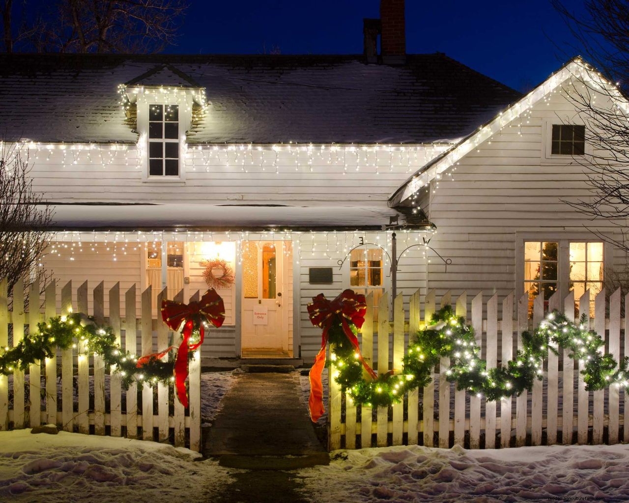 How to put Christmas lights on a house: simple steps for a festive glow