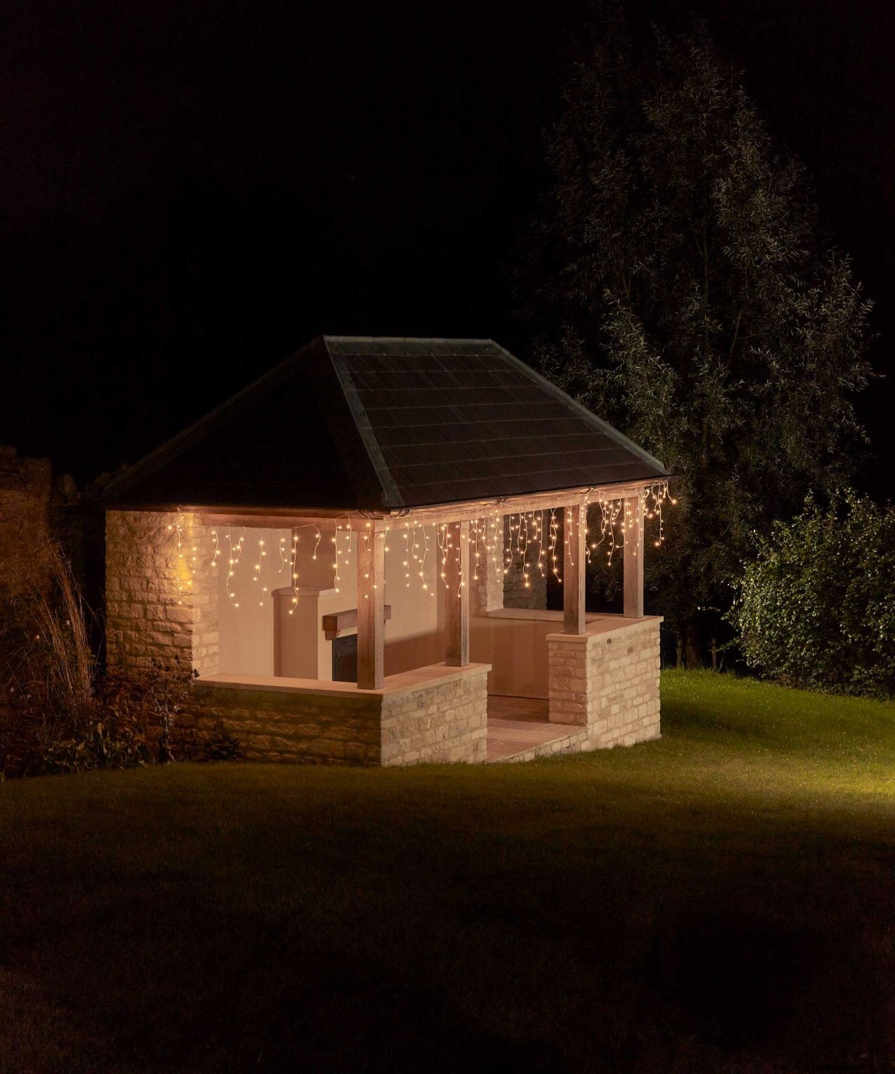 How to put Christmas lights on a house: simple steps for a festive glow