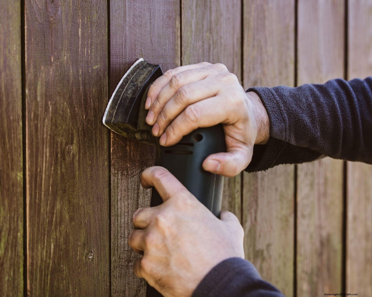 How to paint a fence: get perfect results in 4 easy steps