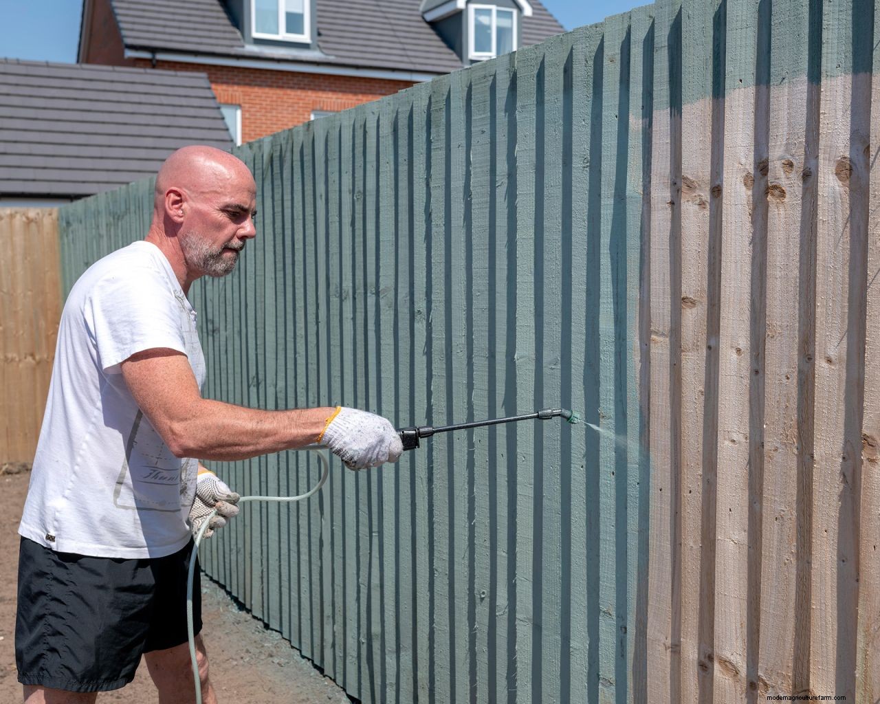 How to paint a fence: get perfect results in 4 easy steps