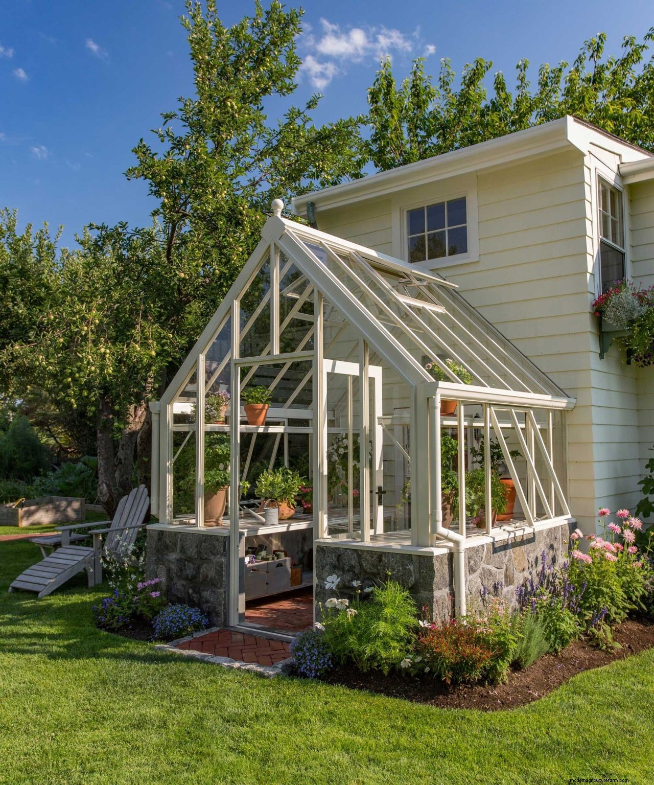 How to organize a greenhouse in 7 easy steps