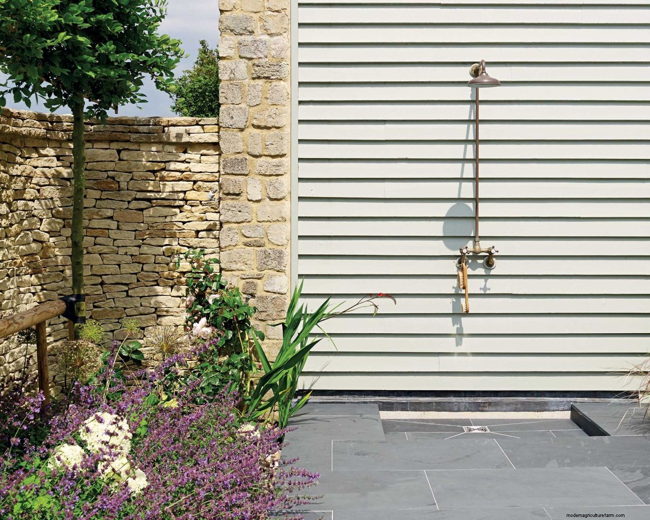 How to install an outdoor shower: top DIY tips for this refreshing backyard feature