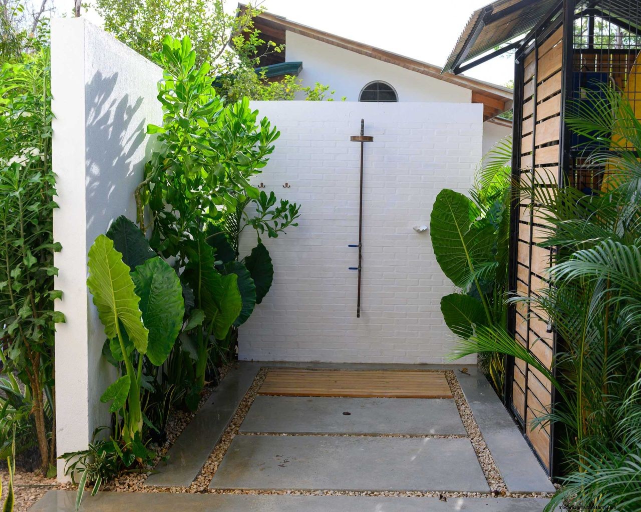 How to install an outdoor shower: top DIY tips for this refreshing backyard feature