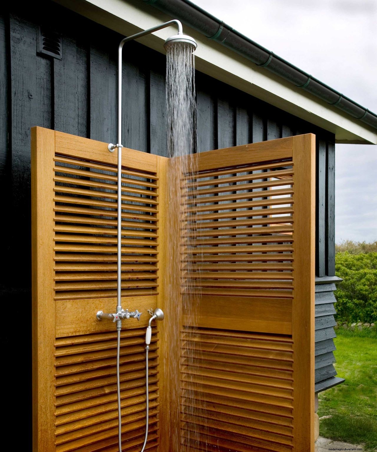 How to install an outdoor shower: top DIY tips for this refreshing backyard feature