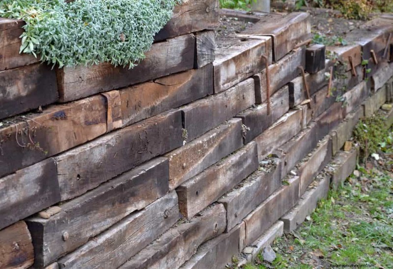 Should A Retaining Wall Be Level?