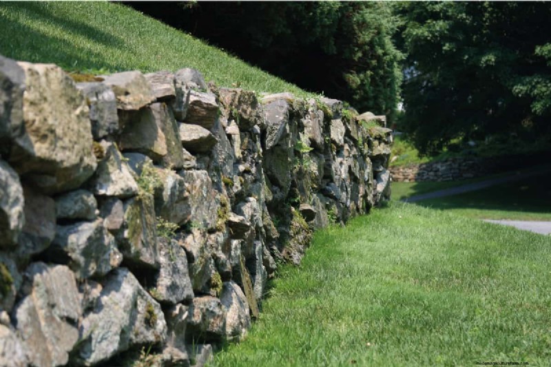 How Much Do Retaining Wall Blocks Weigh?
