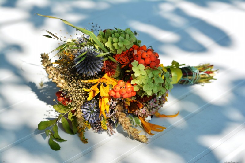 Unique DIY Bridal Bouquet: Vegetable & Herb Arrangements