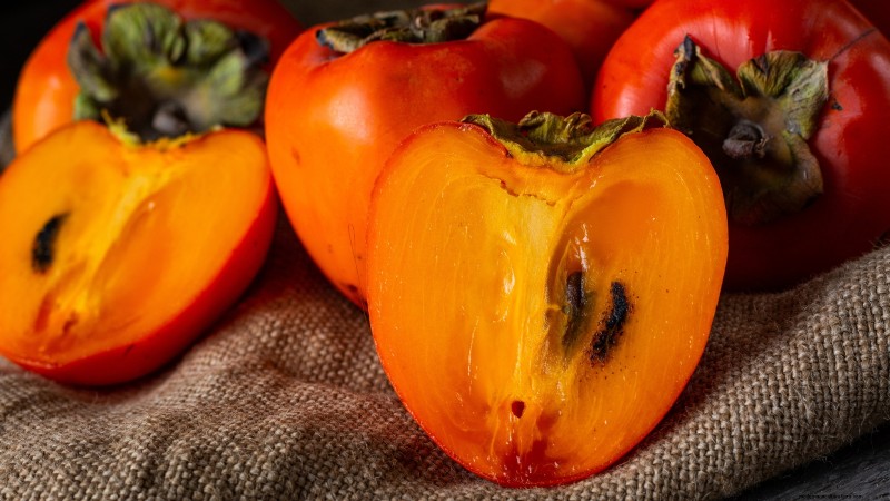 Persimmon Harvesting Guide: Expert Tips for Optimal Ripeness