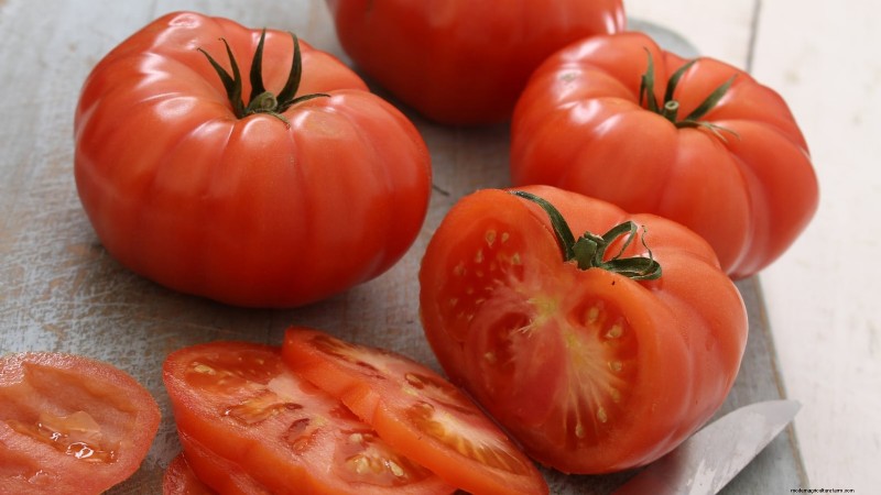 Heirloom Tomatoes: Top 21 Varieties for Flavor & Resilience