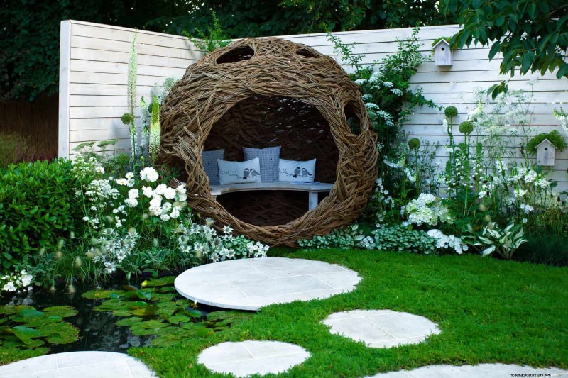 Create a Stunning Moon Garden: Nighttime Beauty & Design