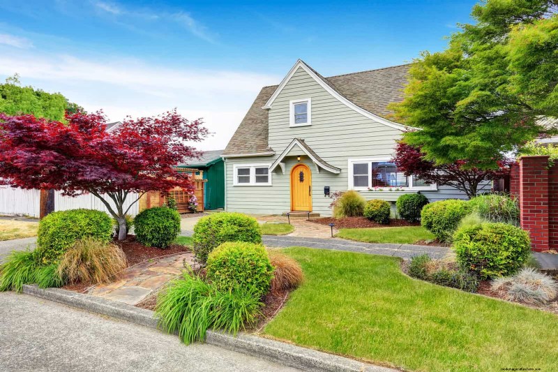30 Simple & Affordable Landscaping Ideas to Enhance Curb Appeal