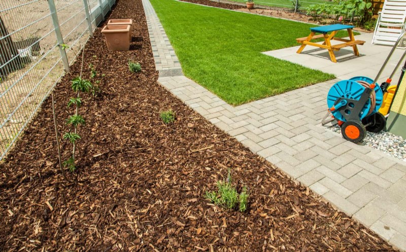 30 Simple & Affordable Landscaping Ideas to Enhance Curb Appeal