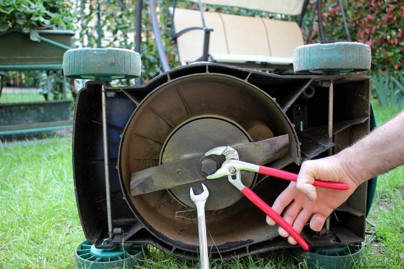 Sustainable Lawn Care: Surviving Heatwaves & Drought - Expert Tips