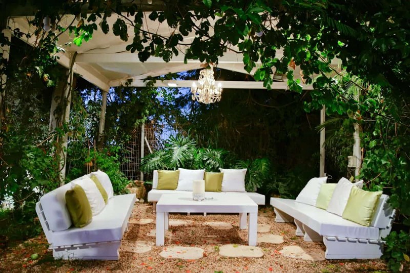Outdoor Lighting Ideas: Transform Your Garden After Dark | Depositphotos