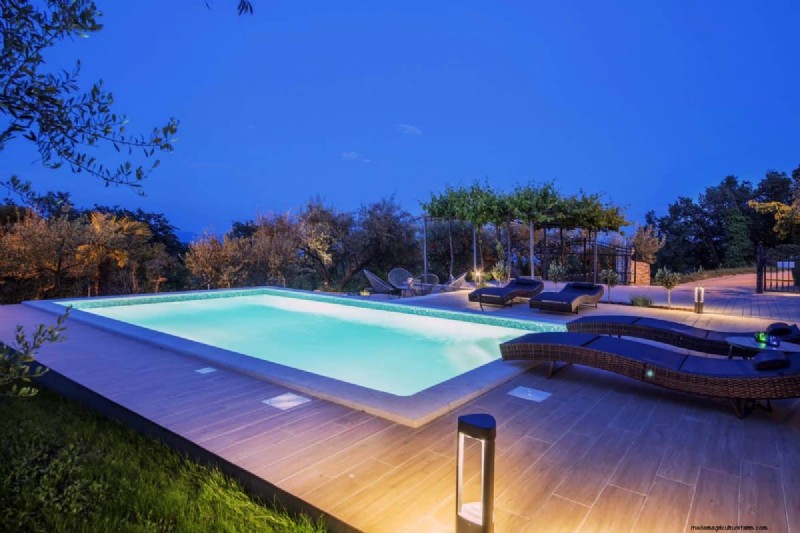 Outdoor Lighting Ideas: Transform Your Garden After Dark | Depositphotos