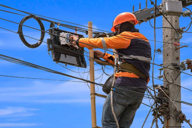 Aluminum Ladders and Lightning Safety: Risks & Precautions