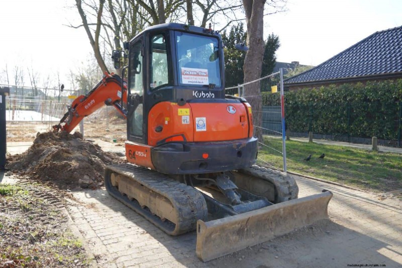 Kubota Tractor Hydraulic Fluid: Types & Recommendations