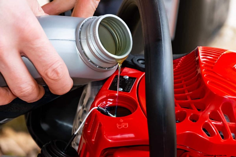 Chainsaw Muffler Leaking Fuel? Causes & Fixes