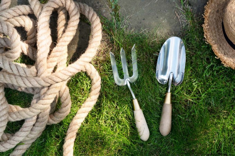 Spading Fork vs. Digging Fork: Choosing the Right Tool for Your Garden