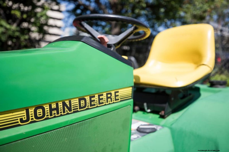 John Deere Mower Blade Thread: Standard or Reverse?