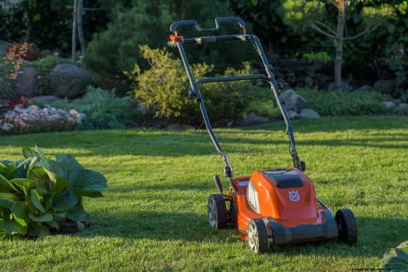 Best Oil for Husqvarna Lawn Mowers: Recommendations & Types