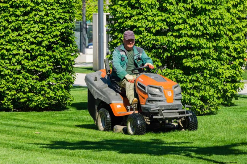 Best Oil for Husqvarna Lawn Mowers: Recommendations & Types