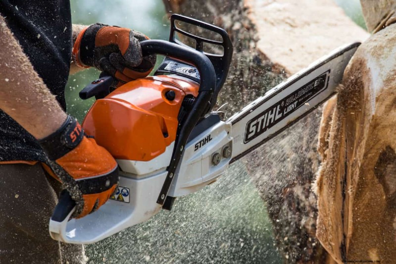 Chainsaw Smoke: Causes & Solutions (Blue, White, Black Smoke)