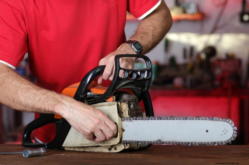 Chainsaw Smoke: Causes & Solutions (Blue, White, Black Smoke)