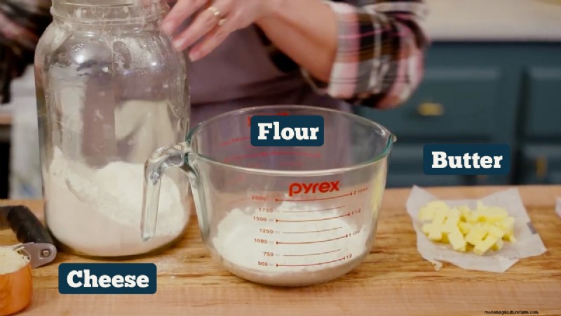 Easy Homemade Cheese Crackers Recipe (4 Ingredients)