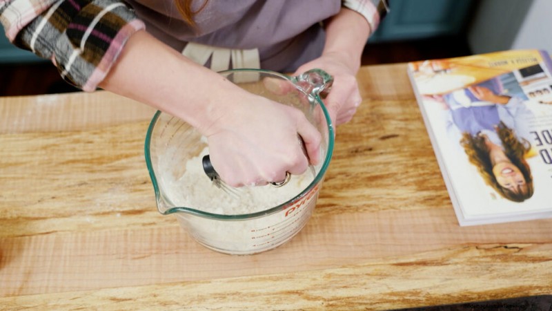 Easy Homemade Cheese Crackers Recipe (4 Ingredients)